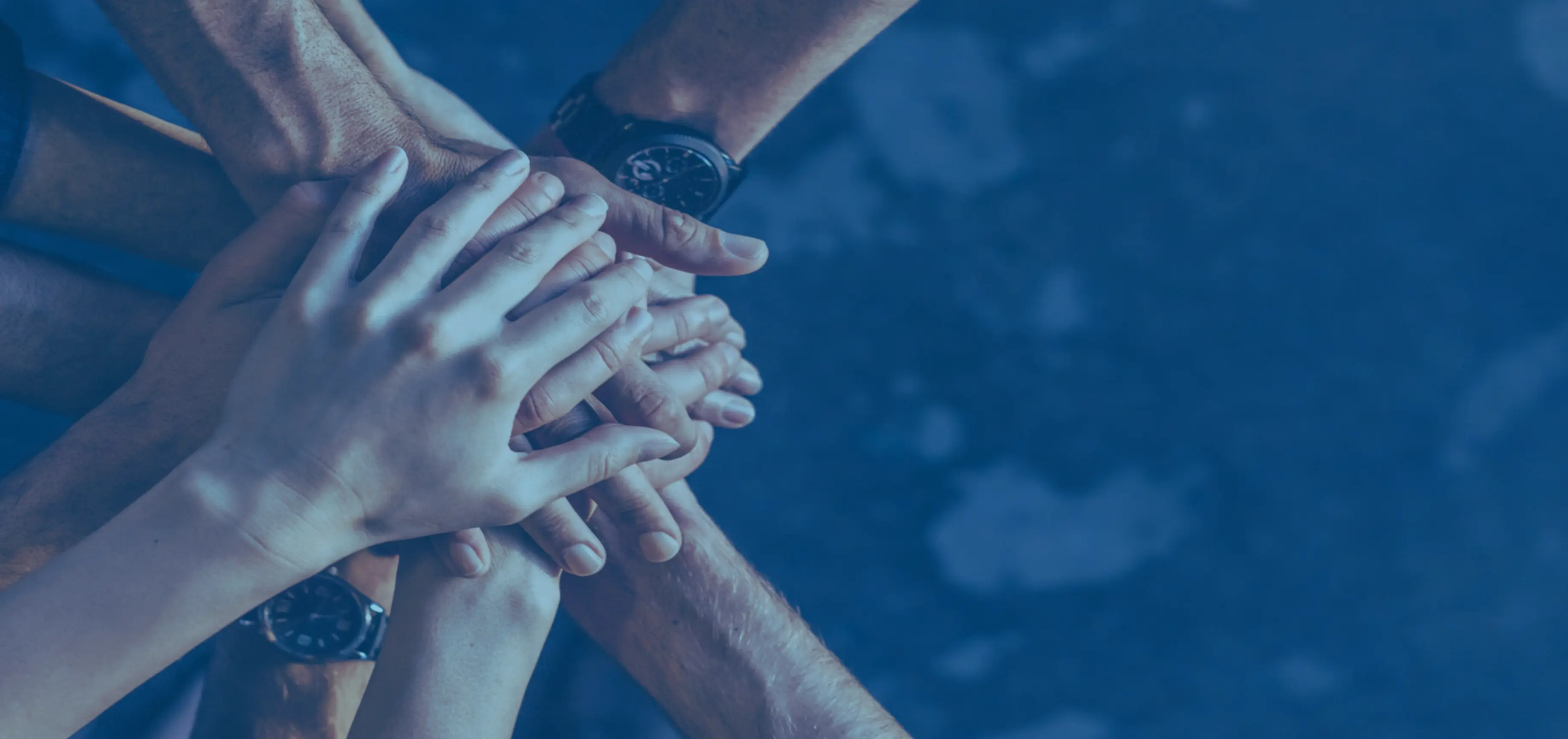 Imagen de manos de equipo colaborativo